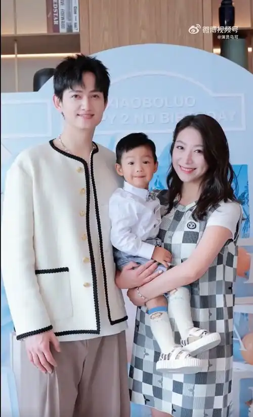 组图马可晒一家三口合照为儿子庆生首次曝光菠萝正脸照