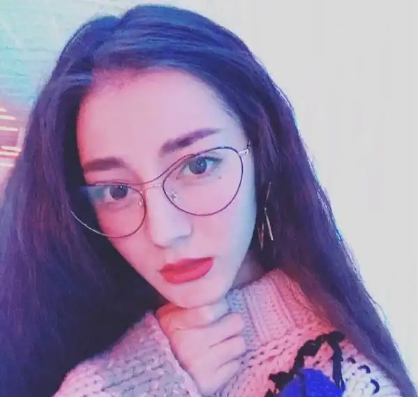 迪丽热巴直播关美颜意外下播,网友各种截图已成表情包