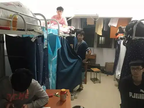 大家好,给大家介绍一下,这是武体的花式查寝