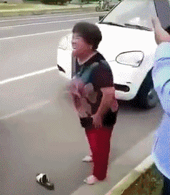 安徽2个摆摊大妈因抢生意嫌隙,甩手跺脚隔空对骂,双双毫不示弱