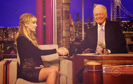 爆笑gif这两只狗狗在邀请谁去家里做客吗,你追我拽