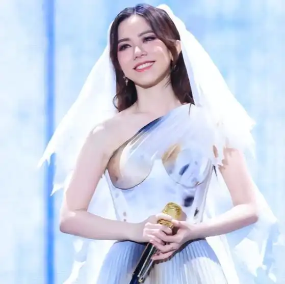 邓紫棋演唱会翻车穿婚纱如走光,现场摔倒痛哭,状况不断