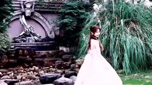 虞书欣粉色礼服灵气十足,邓紫棋我有两套表情包,金世佳成功没那么容易