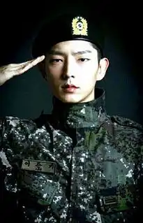 李俊基军队近照曝光感谢粉丝为自己庆生