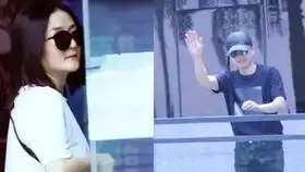 贾乃亮带甜馨观看儿童电影小甜馨嘟起嘴吧表情可爱