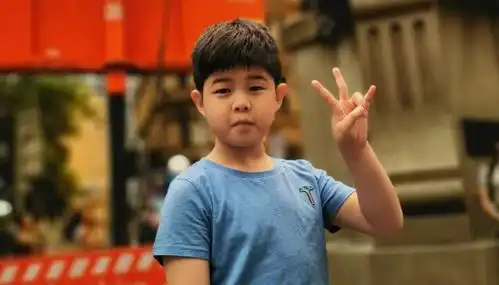 沙溢晒儿子近照,拍照手势老父亲看不懂,评论区都说安吉胖了