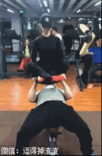 搞笑gif段子家庭的地位,体现在脚和媳妇脸距离有多近