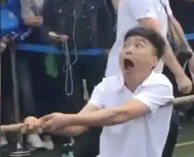 爆笑男老师自用表情包拔河成功战胜了对手