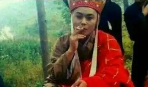 演员拍戏间歇都在做什么唐僧抽烟,还珠集体骑摩托,孙俪最敬业