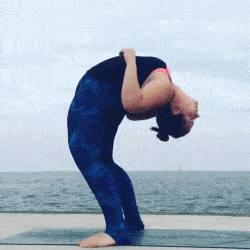 300斤的胖妞修练成瑜伽教练火遍ins,登上杂志,自信的姑娘最快乐