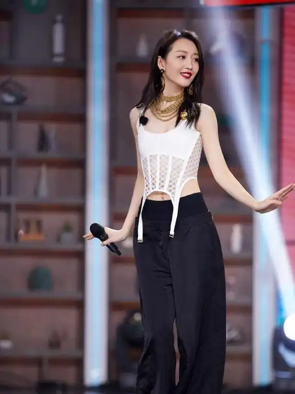 有种蜜汁审美叫王鸥,穿的背心像泳装,项链还绕脖子好几圈