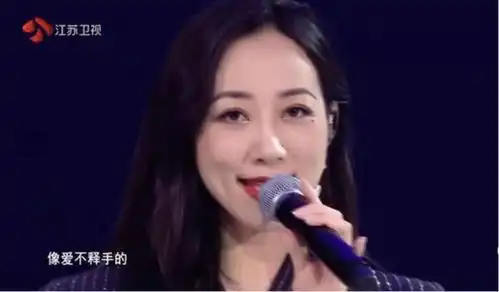 44岁刘敏涛表情太抓眼穿高开叉压c位韩雪,粉丝想看敏姐直拍