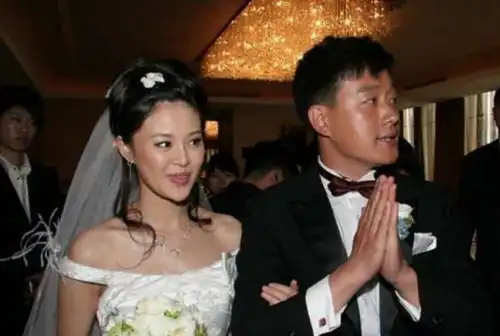 佟大为28岁娶老师为妻,婚后8年生3子,如今把妻子宠成公主