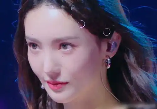 浪姐金晨地板动作绝了,眼神管理很到位,看完整个人不淡定了