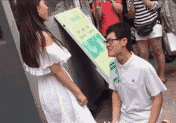 搞笑gif段子下楼梯的方式很特别啊