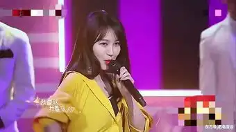 李菲儿跳洒脱舞,甩腿扭腰各种秀,表情妩媚似撩汉高手