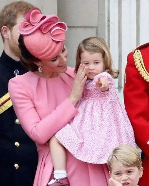 夏洛特公主养成记从小胖妞到小美妞的进化史