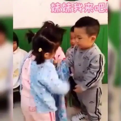 妹妹上幼儿园不会穿衣服,哥哥想帮忙却屡遭挨打,小表情亮了