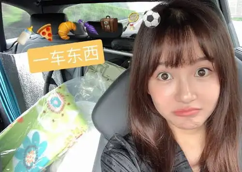 张子萱带女儿亲近自然,两个女儿可爱出镜,大女儿美萌小女儿胖嘟