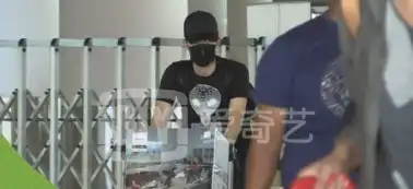 张睿与美女牵手吃路边摊疑曝恋情