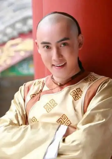 农村女孩赵丽颖,八年群演生涯终改命运,却为三个男人流下眼泪