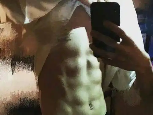 邓伦被拔罐露腹肌,王一博腹肌如搓衣板,看到王源被吓到了