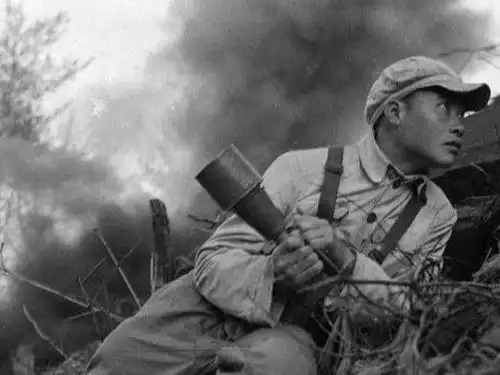 志愿军特等功臣回家,见房管干部向父母催租,几天后县长亲自登门