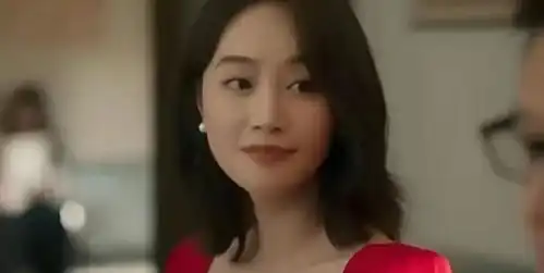 傍上佟大为的蓝盈莹,面相上了一个level