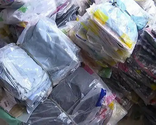 超有爱拿着新衣服往外捐