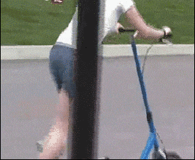 搞笑gif段子大羊傻孩子,千万别动真格的啊,撞坏小主人,晚上也好吃羊肉