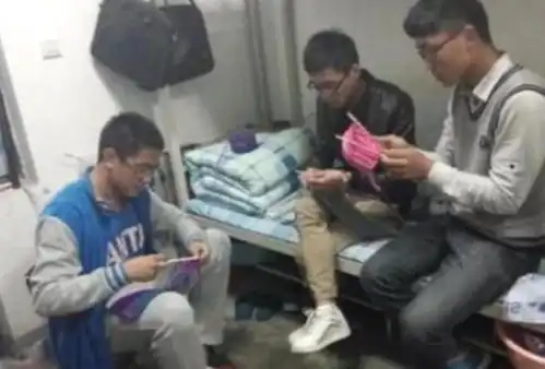 大学寝室门上贴满标语,导员看完哭笑不得,查寝不好意思敲门