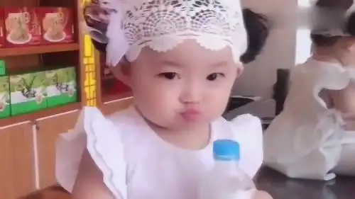 小宝宝学会嘟嘴了,就时不时来一下,这个表情太好玩了