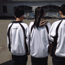 妹子真粗心,裙子拉链开了还不知道呢,真让人脸红啊