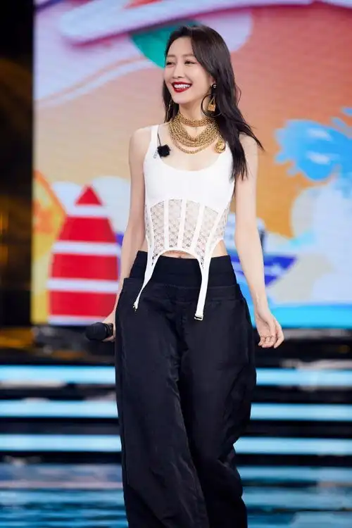 有种蜜汁审美叫王鸥,穿的背心像泳装,项链还绕脖子好几圈