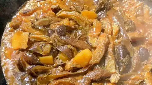 东北铁锅炖菜就是香,酱炖茄子放点土豆,吃着大米饭,太有食欲了