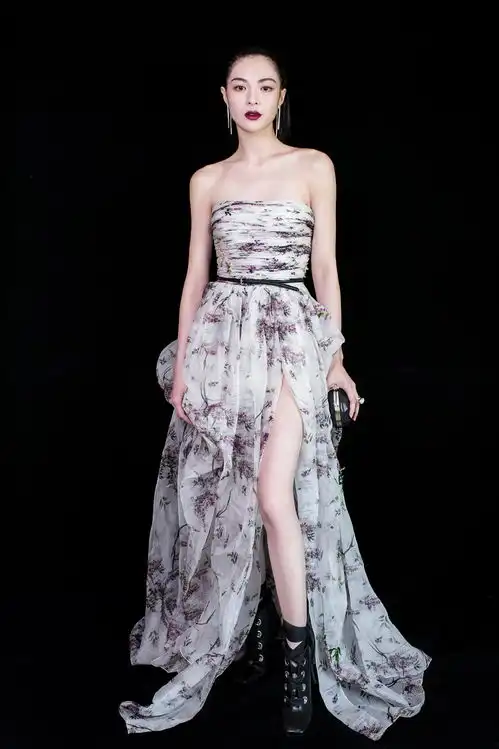 活动造型出彩,机场私服却这么糟糕,粉色衬衫的钟楚曦孕味十足