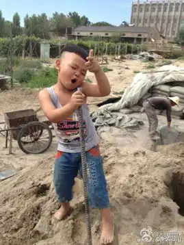 工地重金属小男孩迷倒偶像萧敬腾嘟嘴眯眼萌翻