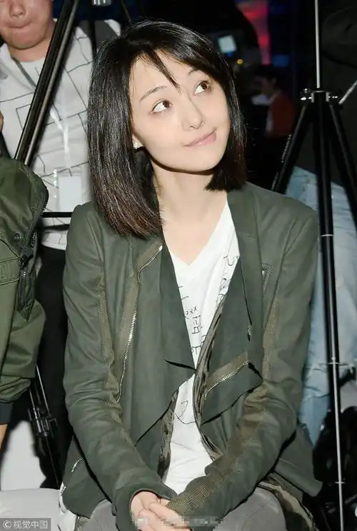 郑爽现身某活动现场,遭记者围拍丝毫不紧张,秀搞怪表情还挺可爱