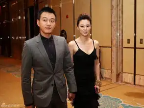 组图佟大为关悦携手亮相时尚颁奖礼大秀恩爱