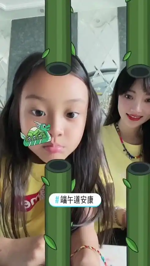 李小璐端午节陪女儿玩游戏,甜馨表情搞怪超可爱,越来越像贾乃亮