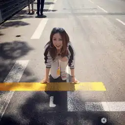 高清邓紫棋摩纳哥观f1体验模拟器秒变表情包