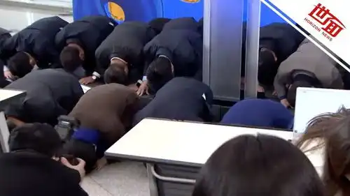 现场韩国总统候选人因民调下降下跪道歉誓言将以新行动回报民众