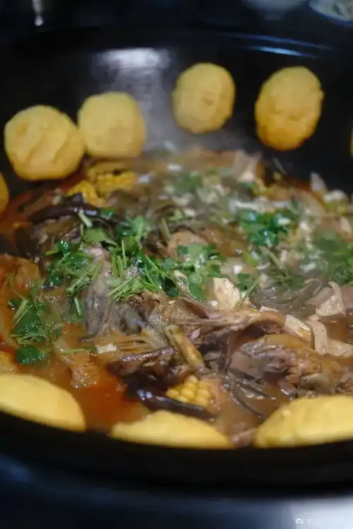 吃在大连坐在炕头吃着铁锅炖,这一大锅咕嘟咕嘟冒着热气,很香哦