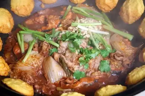 柴锅金饼子炖杂鱼