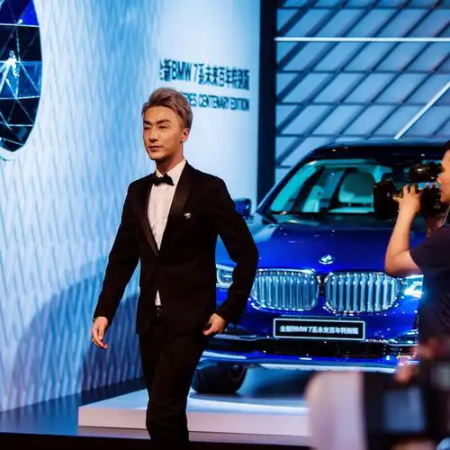 于子蛟李晨佟大为齐亮相时尚芭莎慈善夜大秀情