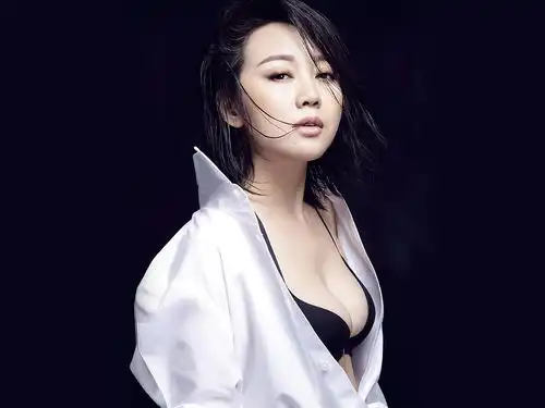 闫妮性感图片大全脚丫