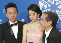 搞笑gif这就是走路玩手机的下场