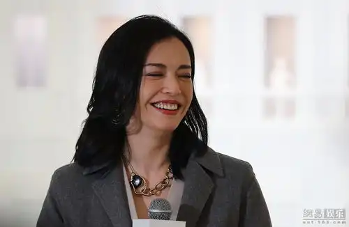 姚晨穿西装利落干练咧嘴笑变表情包