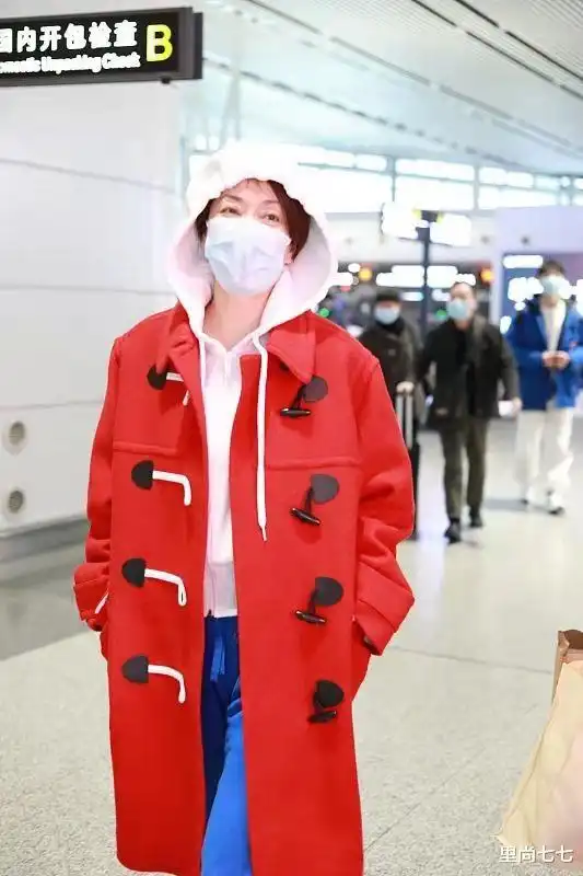 毛阿敏红红火火走机场,表情不屑