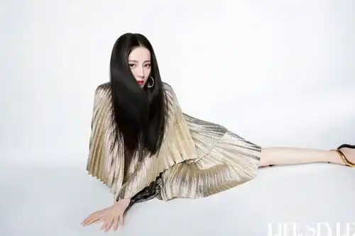 热巴开年大片,眨眼秀美背超惊艳,牵着宠物狗喜气洋洋